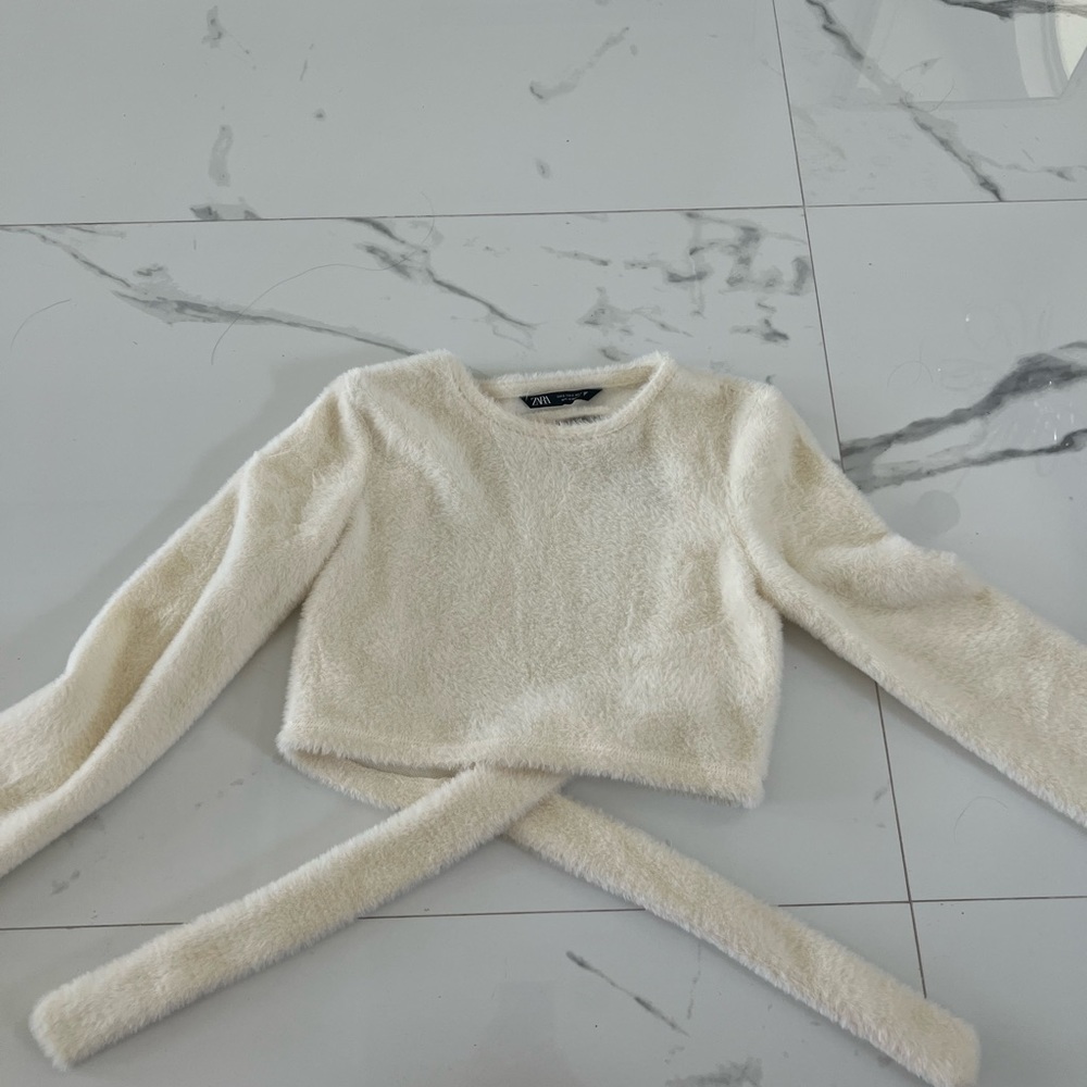 Fuzzy open-back Zara cropped sweater